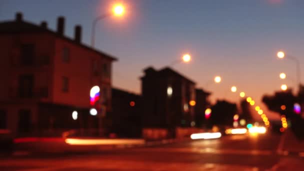 Zeitraffer. Lichter der Stadt bei schönem Sonnenuntergang, Straße und Ampel. — Stockvideo