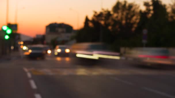 Caducidad del cruce de caminos. Luces de la ciudad al atardecer hermoso . — Vídeos de Stock