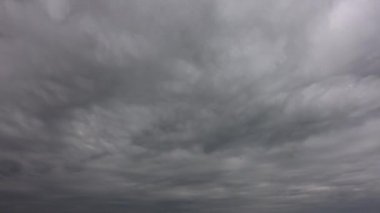 Uçan gri bulutlar, profesyonel shot, titreme yok, kuş yok Timelapse.