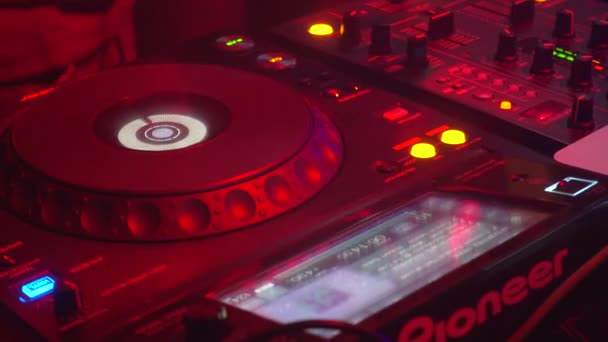 Musik mixer, Dj som spelar musik, mixning ljud. — Stockvideo