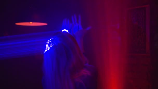 Schöne Frau tanzen in angesagten Nachtclub. — Stockvideo