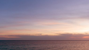 Sakin su üzerinde görkemli günbatımı.