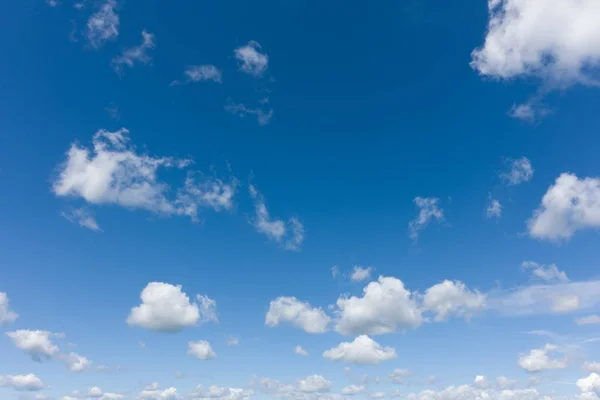 Bel Cielo Piccole Nuvole Bianche Che Volano Contro Cielo Blu — Foto Stock