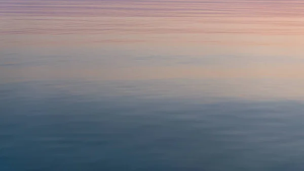 Hermosa Puesta Sol Reflejada Calma Espejo Superficie Del Agua — Foto de Stock