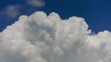 Timelapse. Ufukta yükselen bir büyük gök gürültüsü bulut.