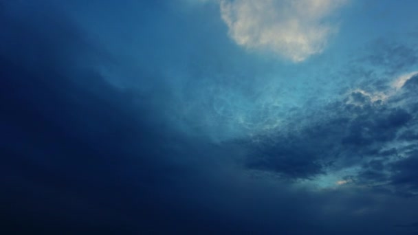 Llega la tormenta, las nubes del trueno cubren el cielo azul . — Vídeos de Stock