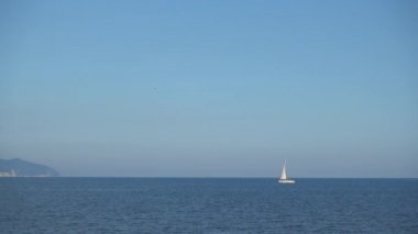 Güzel Yelkenli Yat sakin deniz dalgaları üzerinde yüzen.