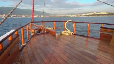 Güzel Yelkenli Yat liman kenti yüzen.