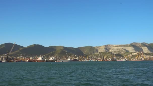 Stora ryska hamnen Novorossijsk, Last och olja terminal. Lastfartyg som går in i hamn. — Stockvideo