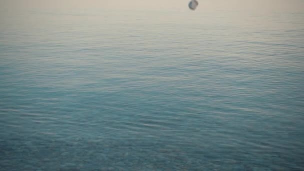 Au ralenti. Grande pierre tombant dans l'eau calme .