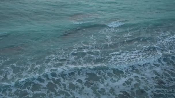 Widok z lotu ptaka na fale wody, ocean. — Wideo stockowe
