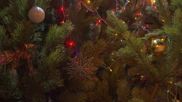 Neujahrsschmuck am Weihnachtsbaum, bunte blinkende Lichter. — Stockvideo