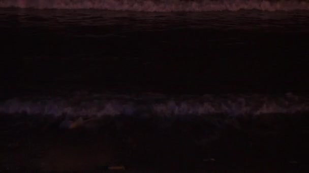 Olas de agua y playa nocturna . — Vídeos de Stock