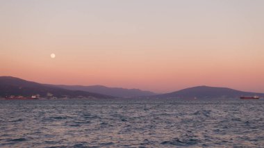 Güzel gün batımı ve liman kenti, aya mesafe gemilerle.