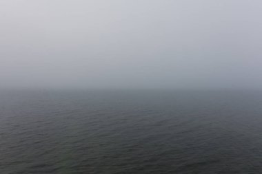 Sabah sakin su yüzeyi ile yoğun bir sis.