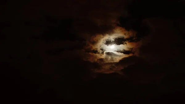 Nocne Niebo Chmury Zakryły Pełni Księżyca — Zdjęcie stockowe