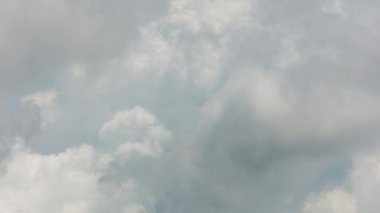 Kaynar, kuş yok, hiç titreme görkemli gök gürültüsü bulutlar.