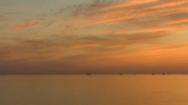Altın görkemli günbatımı güzel deniz üzerinde. Profesyonel zaman atlamalı, titreme yok, kuş yok.