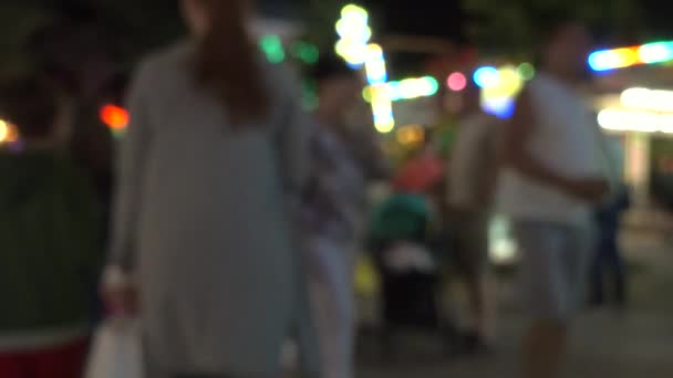Ludzie chodzą na ulicy w nocy. — Wideo stockowe
