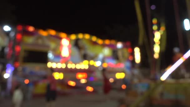 Parque de atracciones por la noche, luz colorida de las atracciones modernas . — Vídeos de Stock