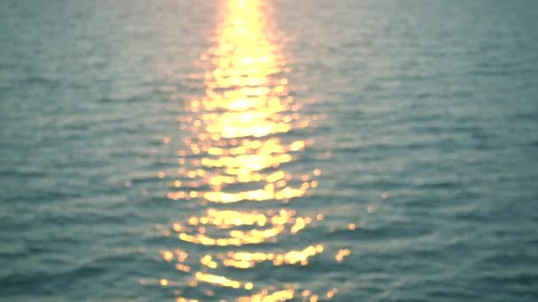 Prachtige zonsondergang reflectie op kalme zeewater. Slow motion. — Stockvideo