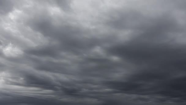 Professional time lapse of flying grey clouds, no flicker, no birds. — Stock Video