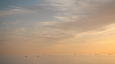 Birçok farklı gemiler ve yatlar güzel gün batımı denizde.