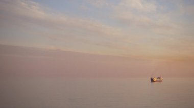 Güzel gün batımı denizde bir büyük okyanus gemisi.