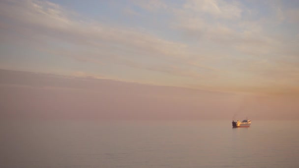 Один большой океанский корабль в море на прекрасном закате . — стоковое видео