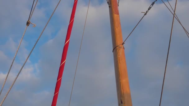 Mâts de voilier sur fond de ciel .