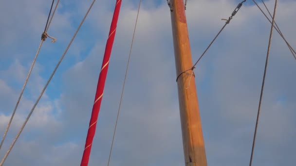 Masten des Segelschiffes auf Himmelshintergrund. — Stockvideo