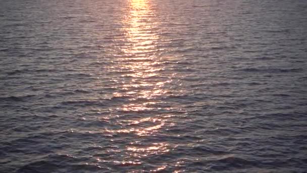 Прекрасне відображення сходу сонця на спокійній океанічній воді. Повільний рух . — стокове відео