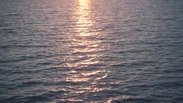 Красивое индийское отражение заката на спокойном океане . — стоковое видео