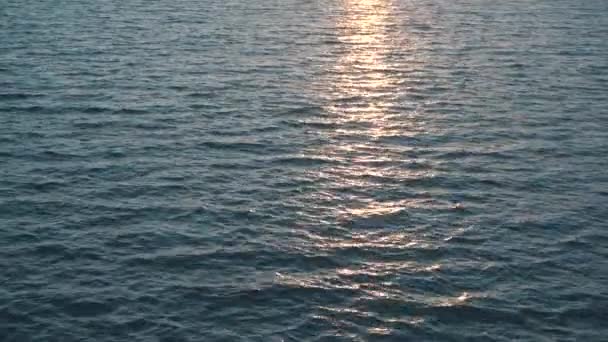 Belo nascer do sol reflexão sobre o oceano calmo . — Vídeo de Stock