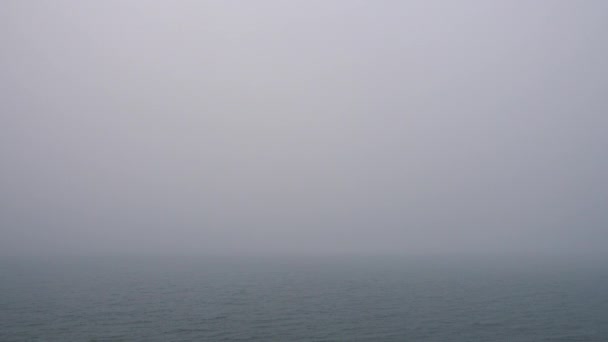 Niebla pesada sobre superficie de agua tranquila — Vídeos de Stock