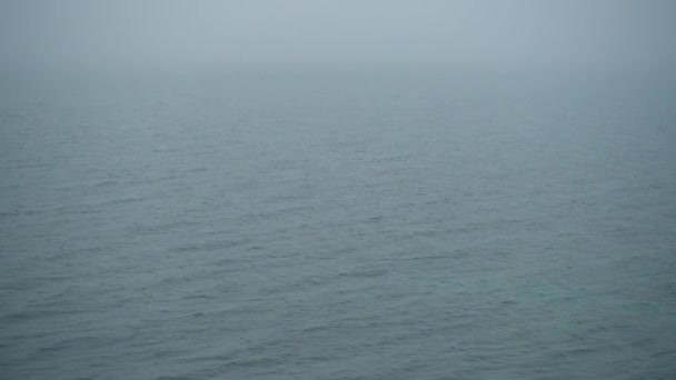 Zapętlony wideo, ciężkich mgła nad powierzchnią wody — Wideo stockowe