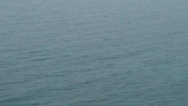 曇りの日、クレーン撮影で水面. — ストック動画