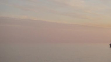 Güzel gün batımı, bir büyük okyanus kargo gemisi.