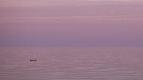 Un yate en el mar al atardecer hermoso, dolly shoot . — Vídeo de stock