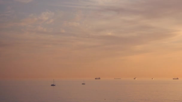 Gyönyörű naplemente alatt a tenger, sok különböző hajók és jachtok. — Stock videók