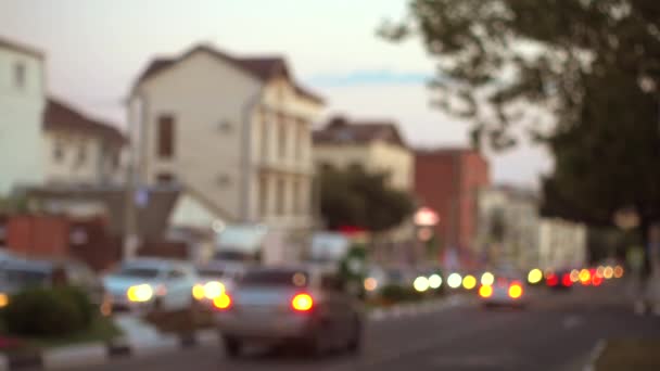 Abend Stadtstraße und Autos. — Stockvideo