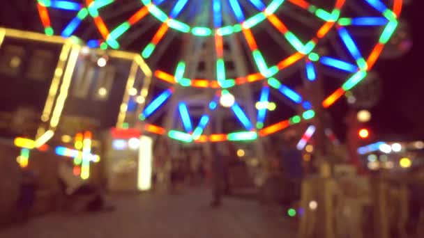 Schöner Vergnügungspark bei Nacht, Riesenrad und Karussell defokussiert. — Stockvideo