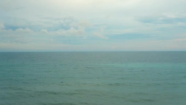 Cálido mar tropical tranquilo y cielo nublado, vista al mar . — Vídeos de Stock