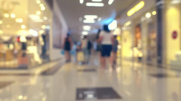 İnsanlar modern güzel alışveriş merkezi odak sığ derinliği. — Stok video