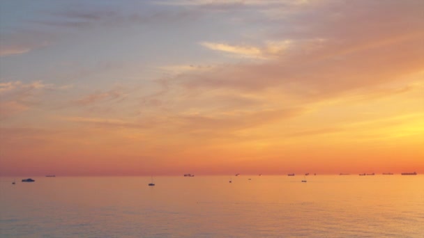 Majestuoso atardecer, muchos barcos y yates diferentes en el mar . — Vídeos de Stock