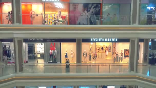 Interior moderno centro comercial hermoso, vista desde el ascensor . — Vídeo de stock