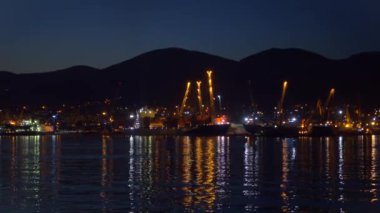 Kargo ve yağda gece büyük bağlantı noktası terminal.