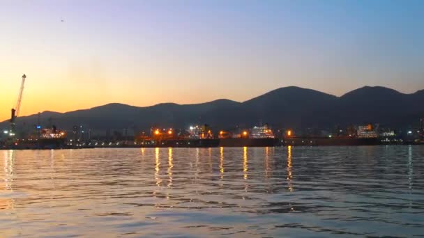 Panorama över stora ryska hamnen Novorossijsk vid solnedgången. — Stockvideo