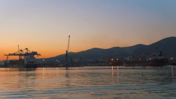 Puesta de sol, petrolero oceánico entra en el gran puerto ruso Novorossiysk . — Vídeo de stock