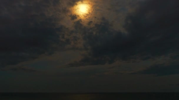 Cielo nocturno con luna sobre el océano. Timelapse profesional, sin parpadeo . — Vídeos de Stock